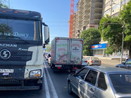 В Ростове пожилая женщина попала под колеса самосвала