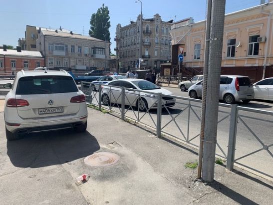 В Ростове мужчина за рулем «Хендай» снес забор перед «подземкой» и опрокинулся