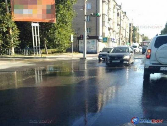 Центральную улицу города Шахты затопило питьевой водой из-за коммунальной аварии