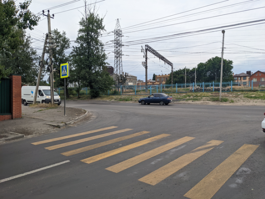 Светофор на западном ростов на дону. Светофор на улице. Светофор в городе. Переходят через улицу. Картинка Ростовской городской улицы.