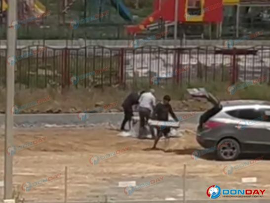 В Ростове трое мужчин украли бордюр с территории строящегося детсада на Ткачева