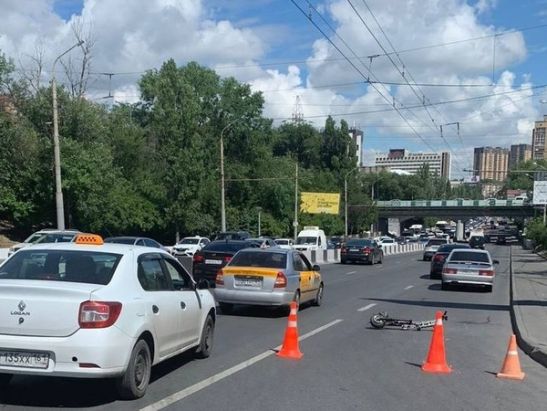 В Ростове 45-летний самокатчик скончался после ДТП с иномаркой