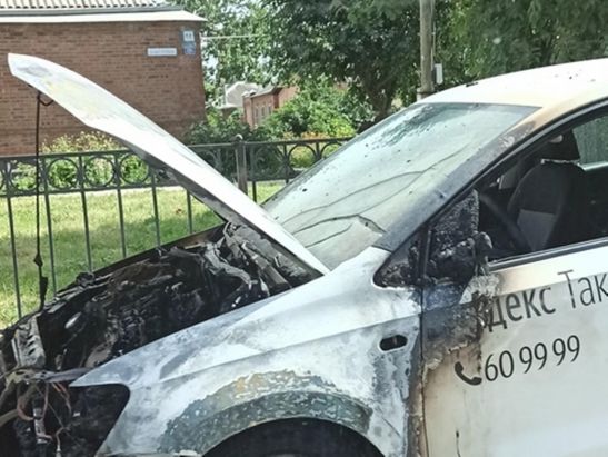 В Таганроге на ходу загорелся автомобиль такси