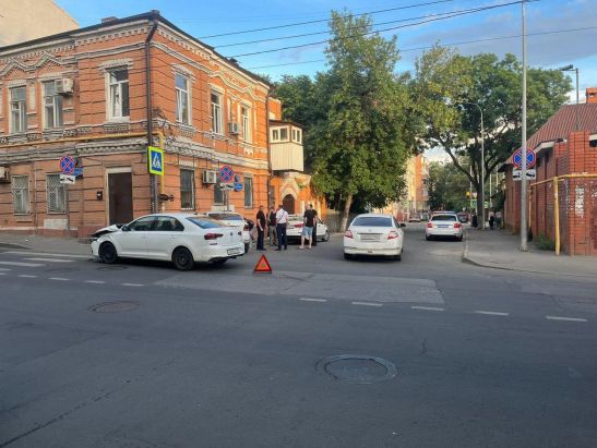 В центре Ростова мужчина на «Фольксвагене Поло» пострадал в ДТП
