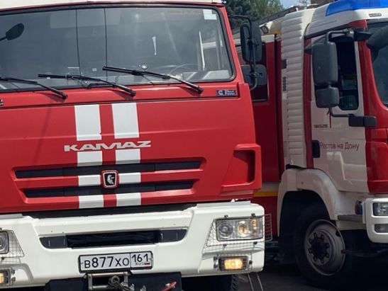 На Дону спасатели два часа тушили крупный пожар в пекарне