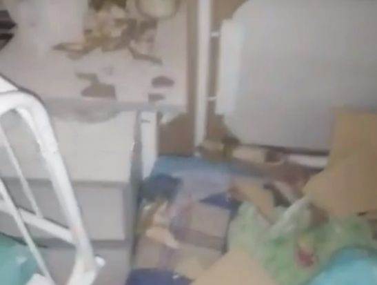 В роддоме Каменска на мать с новорожденным ребенком упала плитка со стены: видео