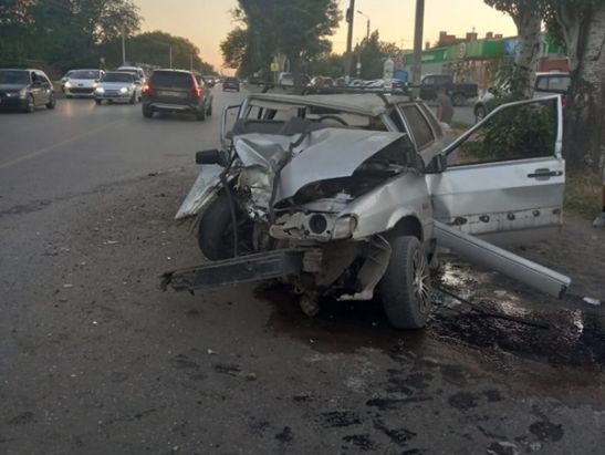 В Таганроге водитель на «пятнадцатой» чудом выжил, врезавшись в дерево