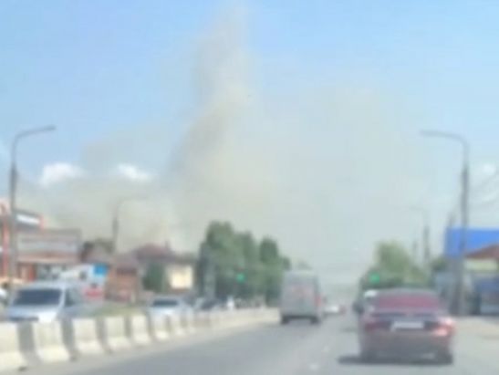 В Ростове на большой площади горел частный дом