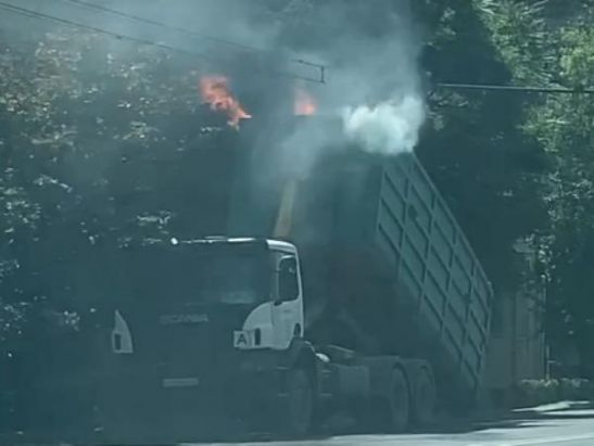 В центре Ростова в мусоровозе загорелся контейнер: видео