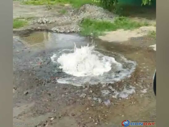 На проезжей части в Шахтах забил коммунальный фонтан