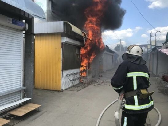 В Ростове на Беляева сгорел торговый павильон