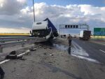 На трассе в Ростовской области водитель фуры на скорости врезался в отбойник