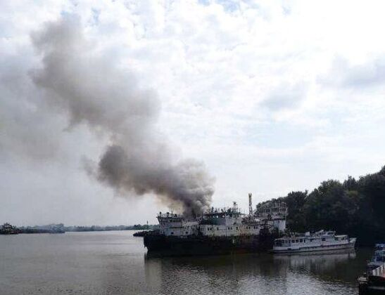 Спустя три часа потушили пожар на буксире в районе завода «Мидель» в