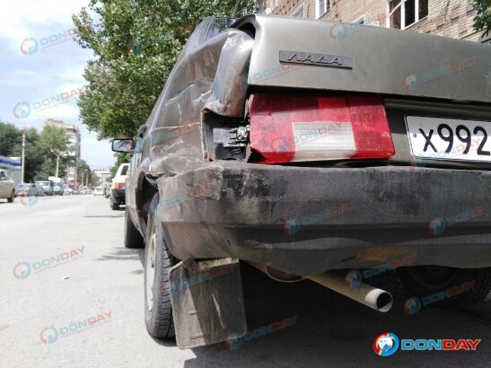 В Сальске неизвестный на легковушке протаранил авто и скрылся с места ДТП