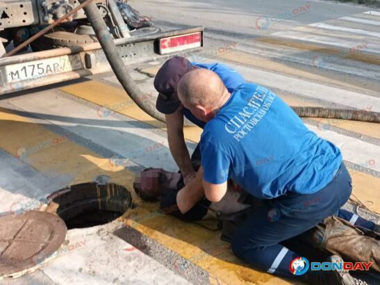 В Ростовской области сотрудник ЖКХ едва не погиб, упав в люк с опасным газом