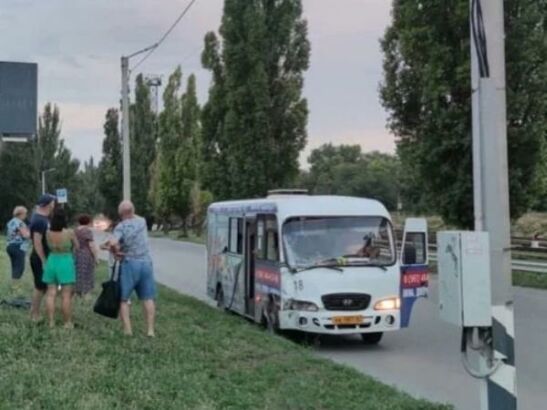 В Таганроге водитель маршрутки № 77 с пассажирами врезался в столб