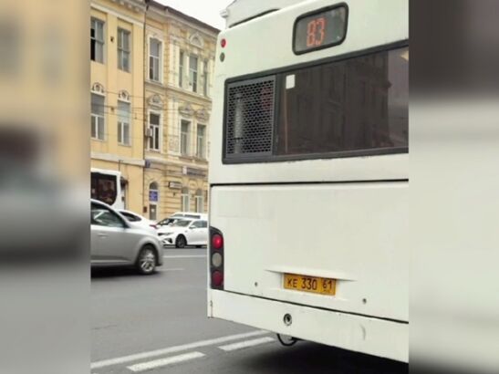 В Ростове в центре города водители автобусов устроили гонку