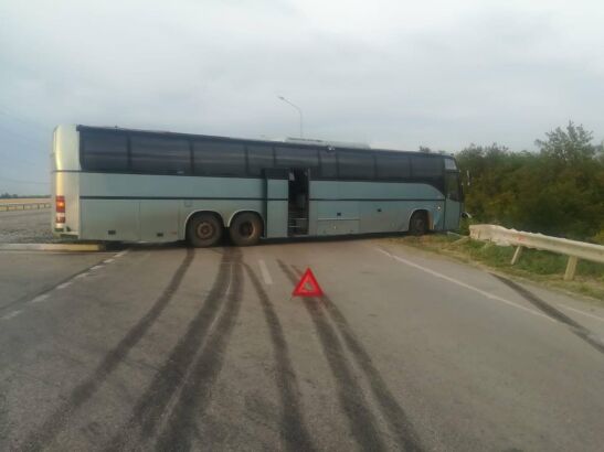Под Волгодонском водитель автобуса объезжал трактор и врезался в отбойник: видео