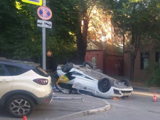 В Ростове на Семашко пассажирка такси пострадала в аварии с «перевертышем»