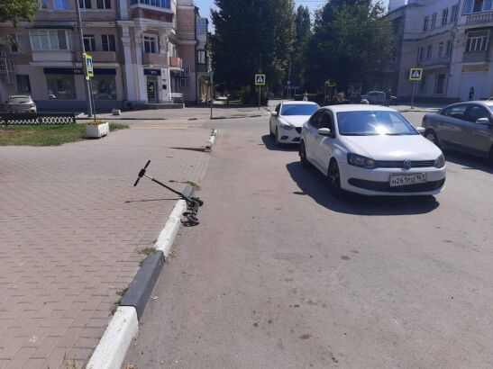 В Каменске 11-летний мальчик на электросамокате попал под колеса иномарки