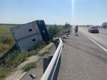 На трассе Ростов – Азов большегруз снес дорожное ограждение и съехал в кювет
