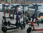 Тротуар на площади 2-й Пятилетки в Ростове превратился в стихийную парковку электросамокатов