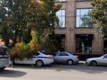 В центре города Шахты дерево упало на полицейский автомобиль