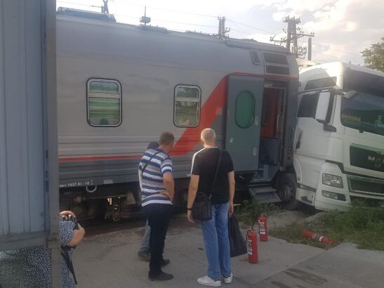 В Ростове тепловоз протаранил грузовик
