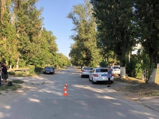 В Новочеркасске парень перебегал дорогу в неположенном месте и попал под колеса иномарки