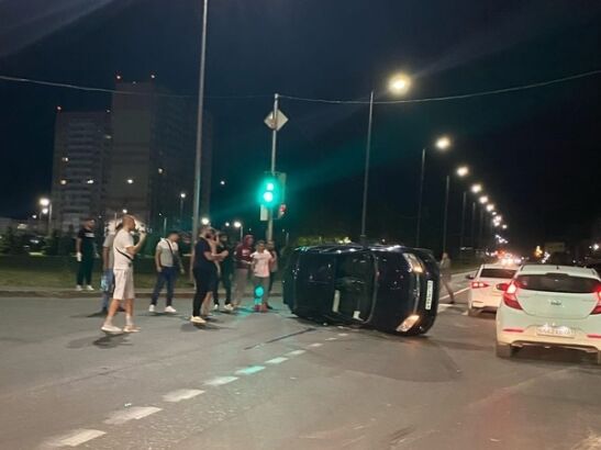 На перекрестке в Суворовском в Ростове перевернулся автомобиль