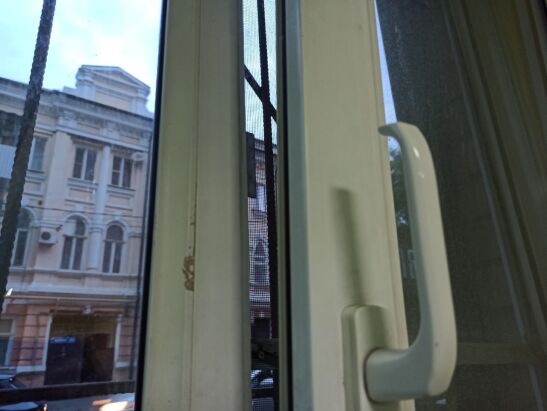 В центре Ростова горожане задыхаются от зловония в квартирах многоэтажки