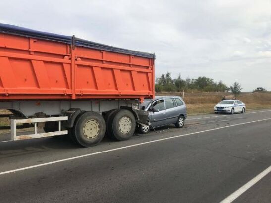 На Дону семеро на иномарке, включая детей, попали в ДТП с грузовиком