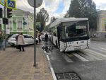 В Ростове водитель «Пежо» врезался в забитый людьми автобус