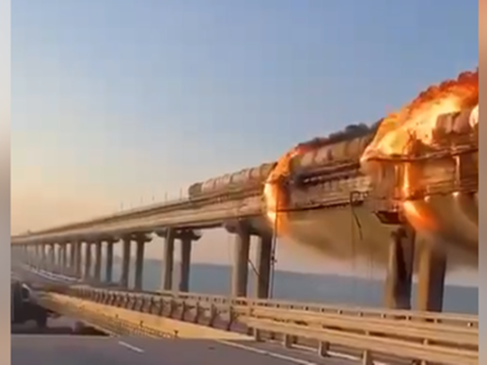 На Крымском мосту под Керчью взорвалась цистерна с горючим