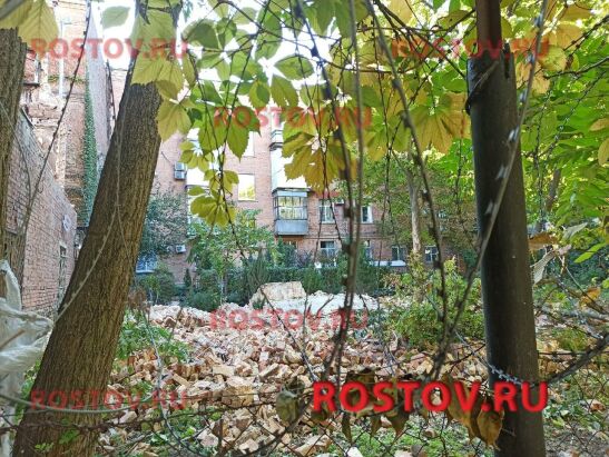 В центре Ростова обрушилась стена заброшенного дома