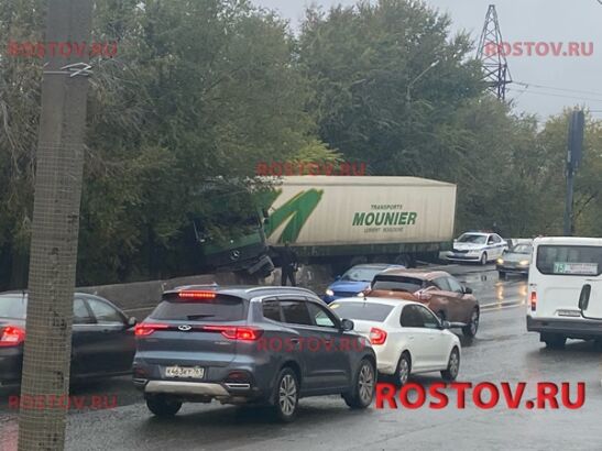 В Ростове на Текучевском мосту мужчина на фуре снес отбойник