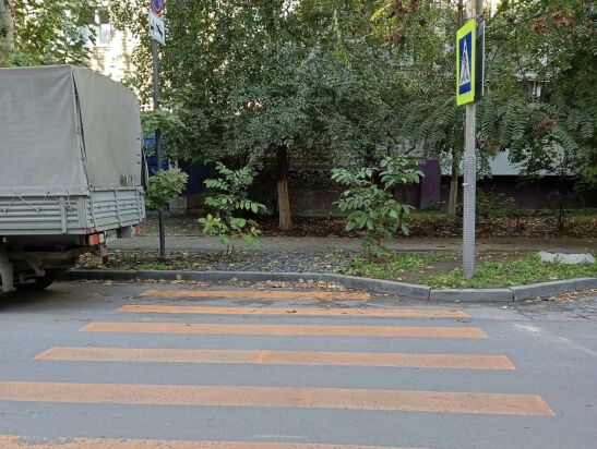 В Ростове на Лермонтовской появился пешеходный переход, который упирается в газон
