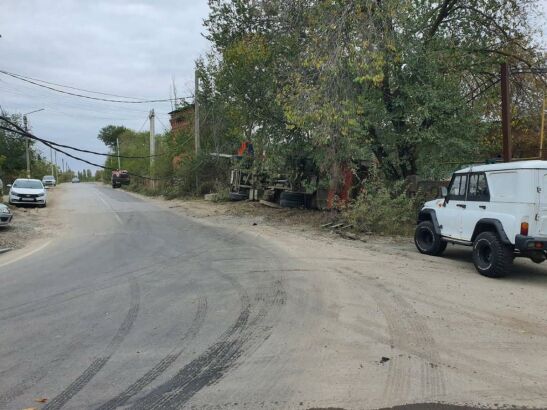 В Новочеркасске трое мужчин пострадали, перевернувшись на мусоровозе