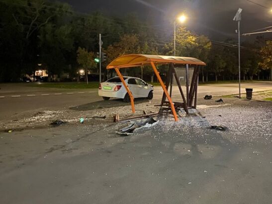 На Стачки в Ростове водитель легковушки врезался в автобусную остановку: видео