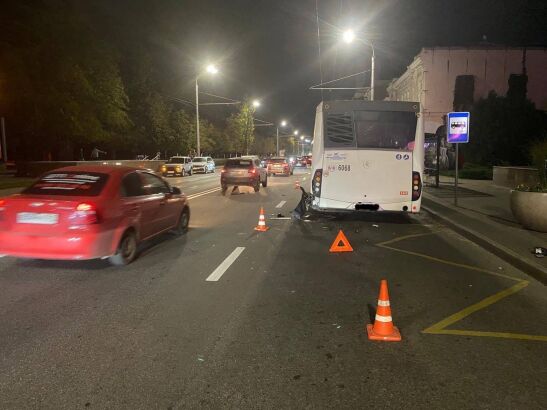 В центре Ростова парень на «Мерседесе» протаранил автобус № 3А