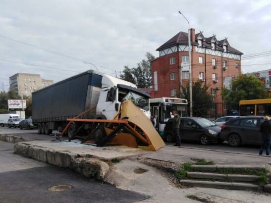 В Ростове на Малиновского водитель фуры снес остановку