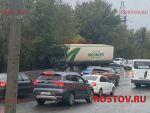 В Ростове на Текучевском мосту мужчина на фуре снес отбойник