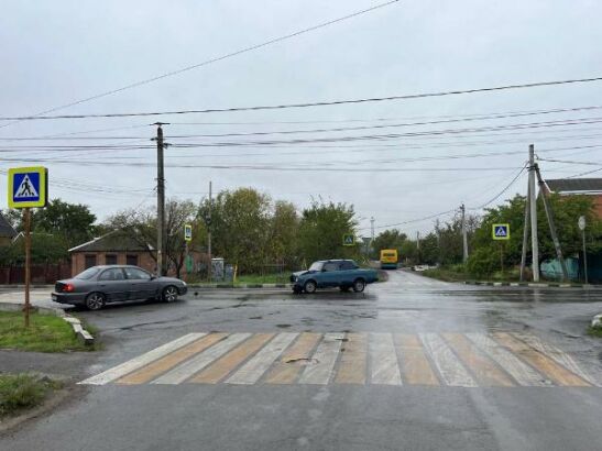 В Батайске водитель иномарки пострадал в ДТП с «семеркой»