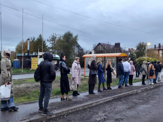 Борьба за место: жители Вертолетного поля не могут уехать в центр из-за нехватки маршруток