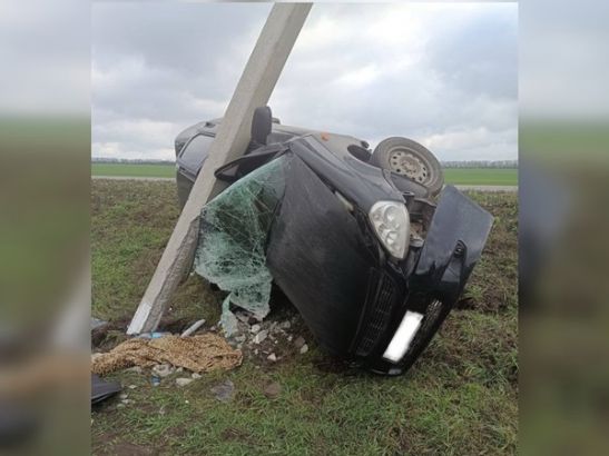В Ростовской области четверо пострадали, врезавшись на «Приоре» в опору ЛЭП