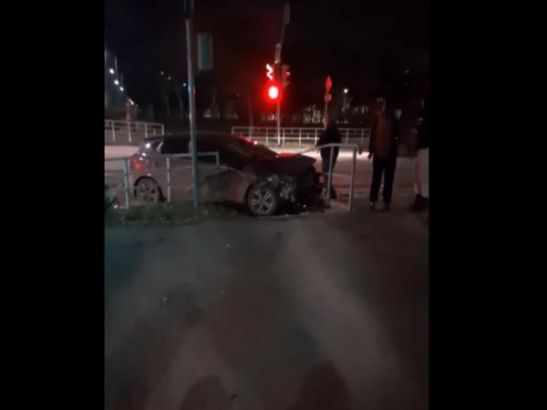 В Волгодонске водитель на «Киа» снес дорожное ограждение