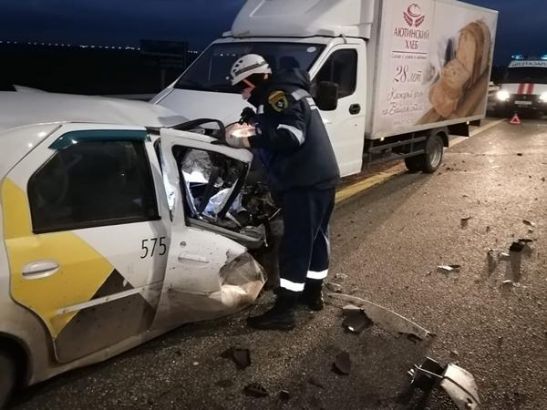 Под Новочеркасском семь человек пострадали в массовой аварии с микроавтобусом