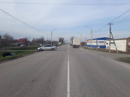 Под Ростовом два пассажира иномарки пострадали в аварии