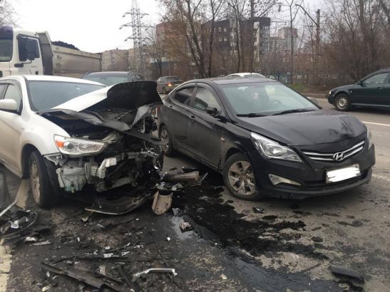 На Нагибина в Ростове в массовом ДТП пострадал водитель «Лады Приоры»