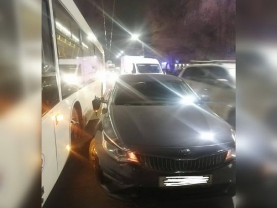 В Ростове на Ларина в ДТП с автобусом пострадал пассажир легковушки